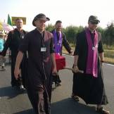 18 - Kapłani pielgrzymujący w grupie bielskiej niosący Arkę